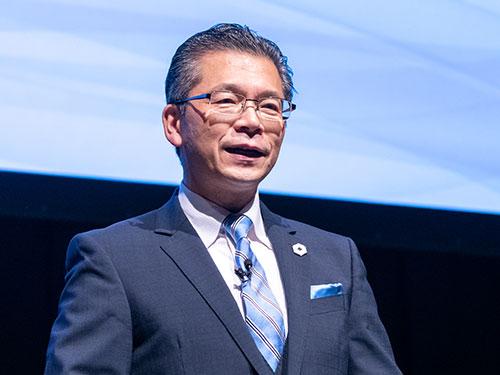 あいさつする塩川英一社長